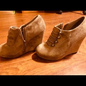 Mascote’s womens wedges 8.5